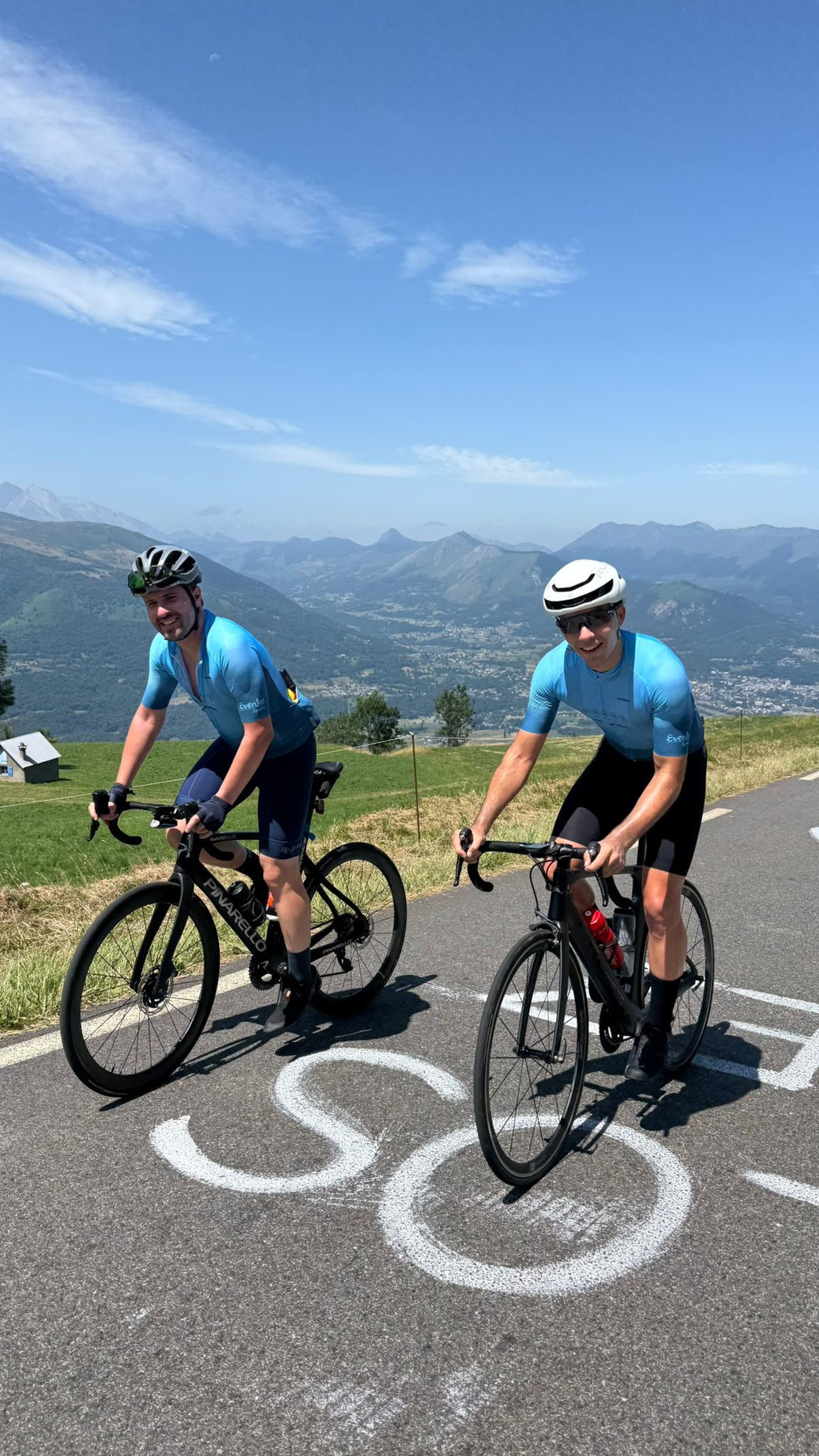 Dos ciclistas del Team sonriendo durante una salida