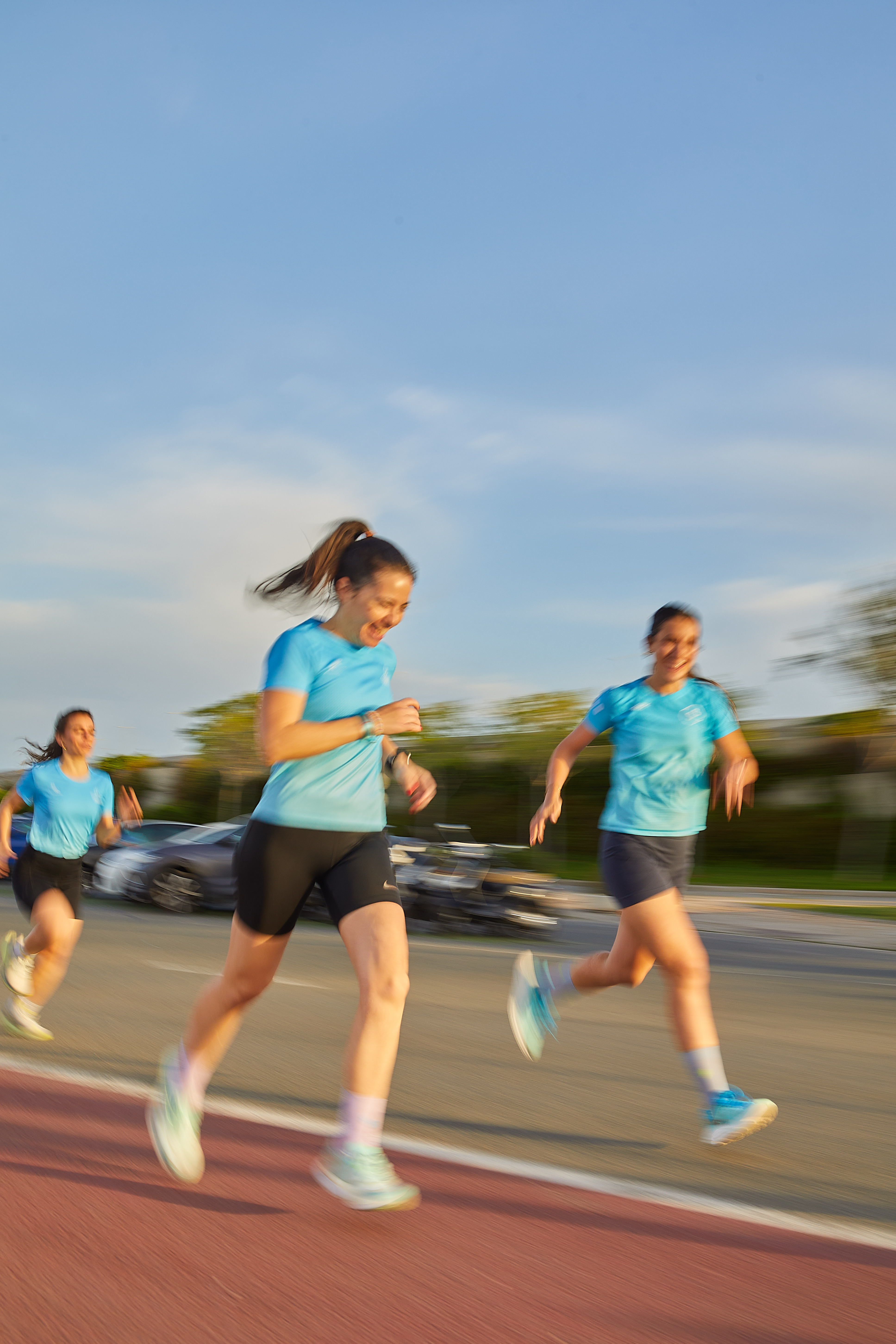 Compañeras del Team riendo durante un entrenamiento